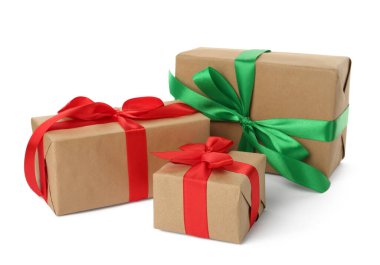 Beyaz arka planda güzel paketlenmiş hediye kutuları