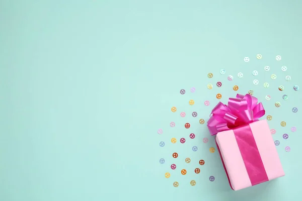 Confezione Regalo Rosa Con Confetti Fondo Azzurro Piatta Spazio Testo — Foto Stock