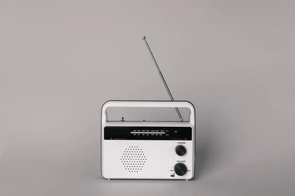 Ricevitore Radio Retrò Portatile Sfondo Grigio — Foto Stock