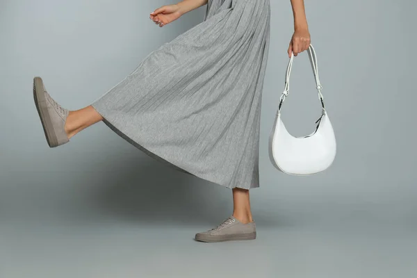 Donna Con Borsa Alla Moda Sfondo Grigio Primo Piano — Foto Stock