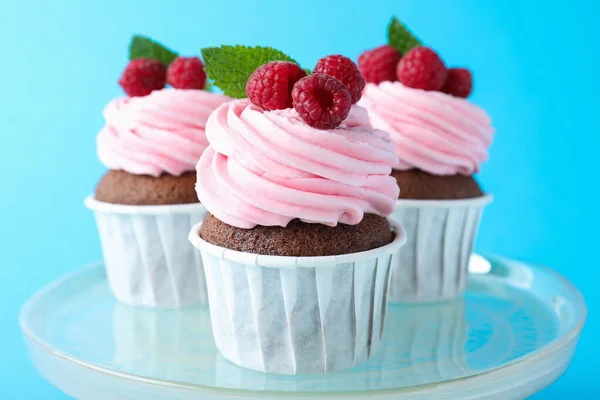 Deliciosos Cupcakes Con Crema Frambuesas Sobre Fondo Azul Claro Primer — Foto de Stock