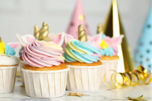 Χαριτωμένο Γλυκό Cupcakes Μονόκερο Και Εορταστική Διακόσμηση Λευκό Μαρμάρινο Τραπέζι — Φωτογραφία Αρχείου