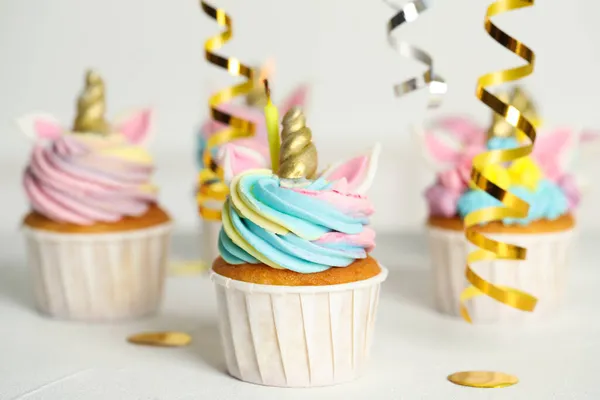 Χαριτωμένο Γλυκό Cupcake Μονόκερο Καύση Κερί Στο Λευκό Τραπέζι Γιορτινή — Φωτογραφία Αρχείου
