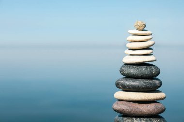 Denize yakın taş yığınları, yazı için yer. Uyum ve denge kavramı