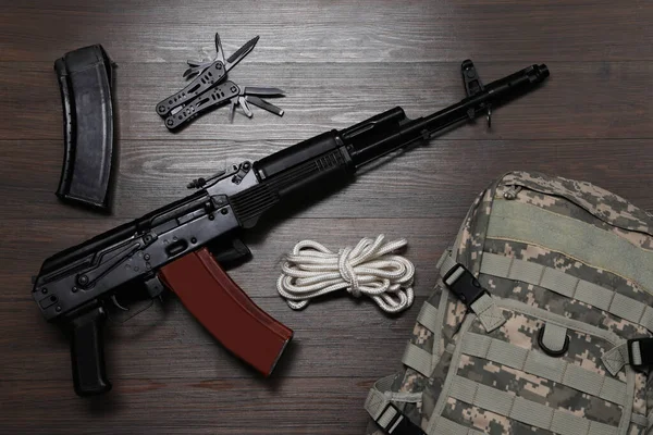 Composição Leigos Planos Com Arma Mochila Militar Mesa Madeira — Fotografia de Stock