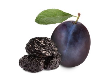 Lezzetli taze erik ve beyaz arka planda kurutulmuş kuru erik. 
