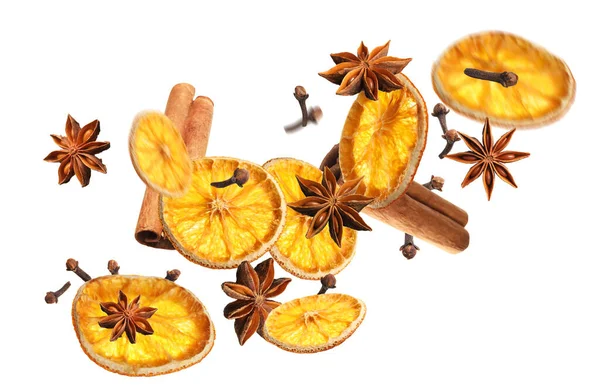 Tranches Orange Séchée Étoiles Anis Aromatiques Cannelle Clous Girofle Tombant — Photo