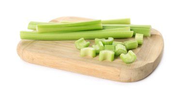 Taze yeşil kereviz köklerini beyaz izole