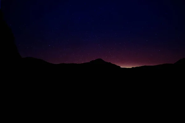 Vacker Utsikt Över Stjärnhimlen Över Bergen Natten — Stockfoto