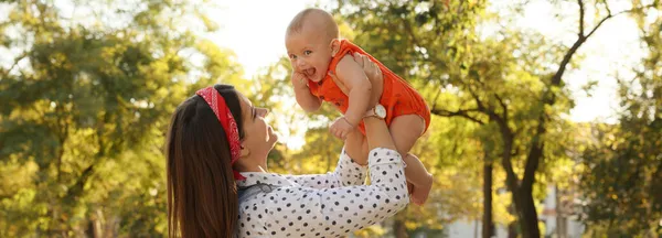 Mãe Feliz Com Bebê Adorável Parque Dia Ensolarado Design Banner — Fotografia de Stock