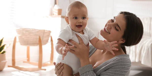 Feliz Madre Joven Con Lindo Bebé Casa Espacio Para Texto —  Fotos de Stock