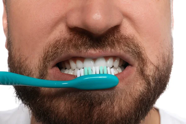 Mann Beim Zähneputzen Auf Weißem Hintergrund Nahaufnahme Zahnpflege — Stockfoto