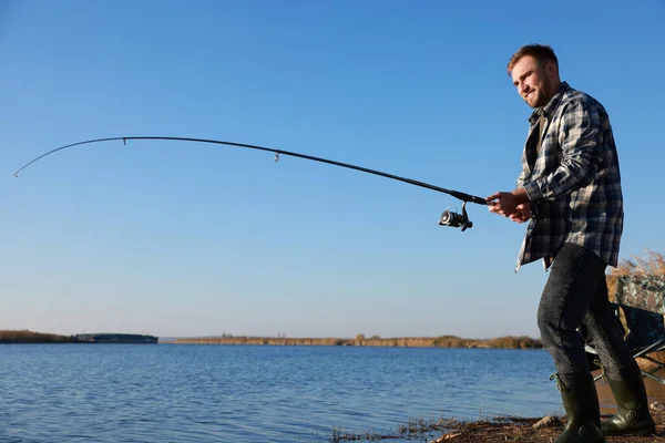 Pêcheur Avec Canne Pêche Bord Rivière Activités Récréatives — Photo