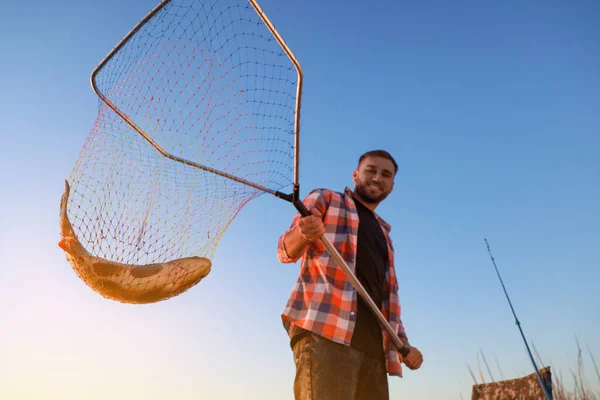 Pescador Sosteniendo Red Pesca Con Captura Contra Cielo Azul Vista — Foto de Stock