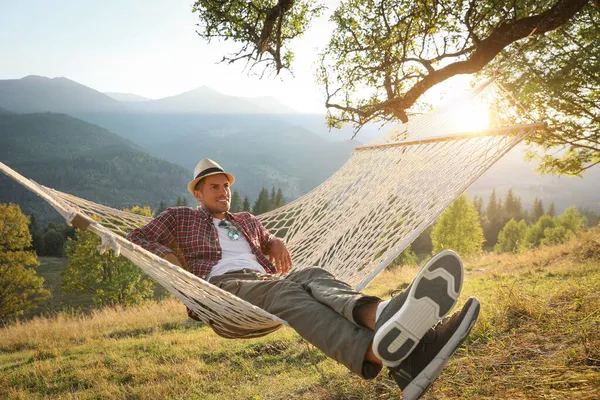 Man Rustend Hangmat Buiten Bij Zonsondergang — Stockfoto