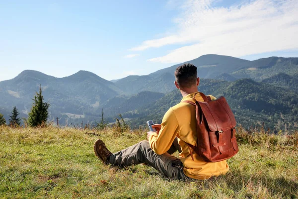 Tourist Thermos Backpack Enjoying Beautiful Mountain Landscape Back View — Stock Photo, Image