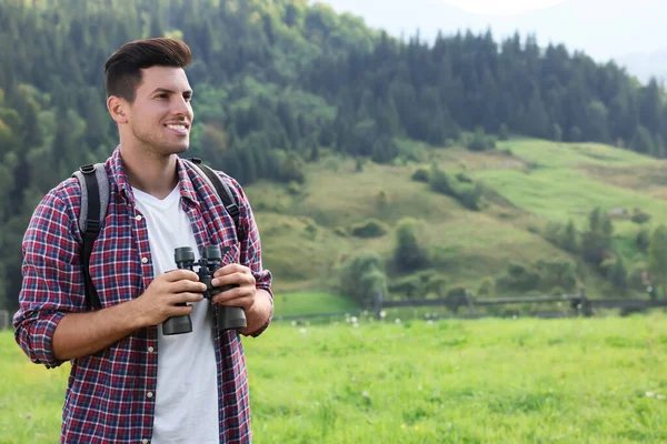 Uomo Con Zaino Binocolo Montagna — Foto Stock