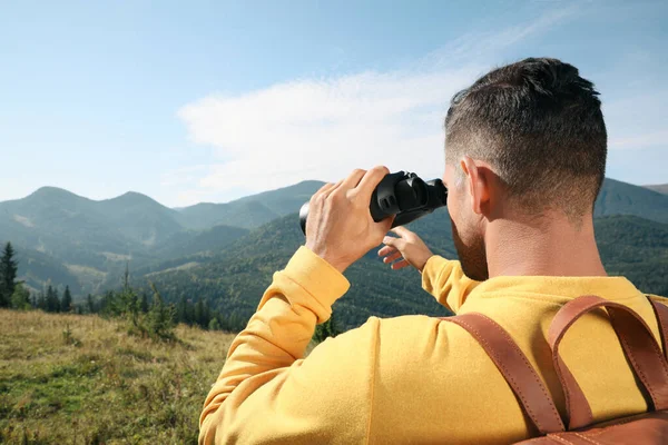 Homem Com Binóculos Nas Montanhas Dia Ensolarado Espaço Para Texto — Fotografia de Stock