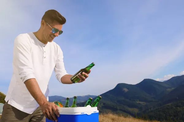 Homme Prend Une Bouteille Bière Dans Une Boîte Fraîche Montagne — Photo