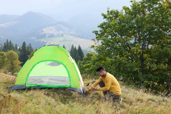 Uomo Allestimento Tenda Campeggio Montagna — Foto Stock