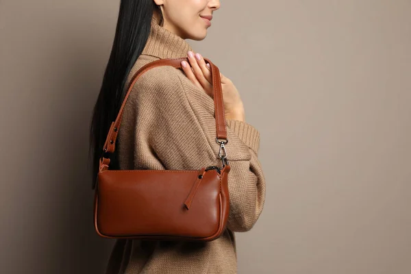 Mulher Jovem Moda Com Bolsa Elegante Fundo Bege Close Espaço — Fotografia de Stock