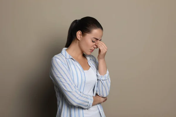 Mujer Joven Que Sufre Dolor Cabeza Sobre Fondo Beige — Foto de Stock