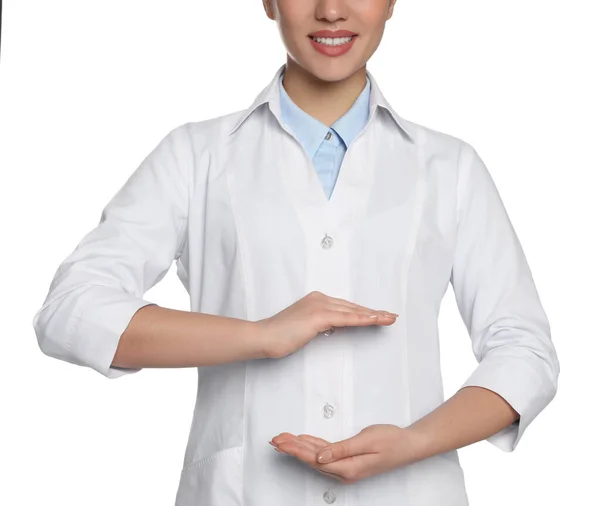Schöne Junge Ärztin Hält Etwas Auf Weißem Hintergrund Nahaufnahme — Stockfoto