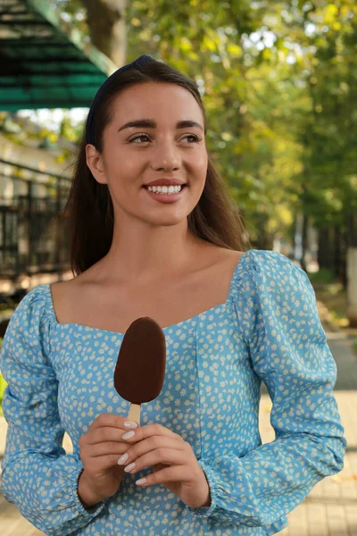 Hermosa Mujer Joven Sosteniendo Helado Esmaltado Chocolate Calle Ciudad — Foto de Stock