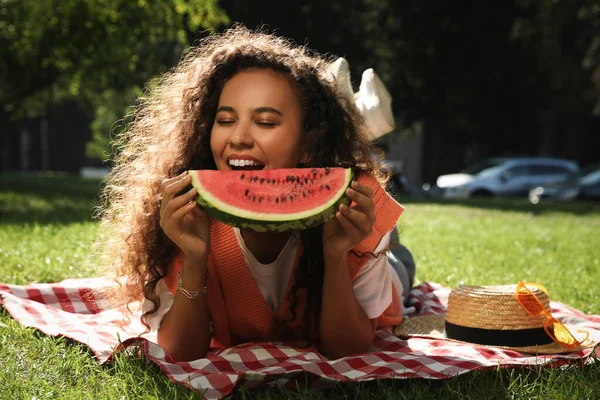 Mooie Jonge Afro Amerikaanse Vrouw Met Plak Watermeloen Park — Stockfoto