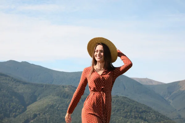 Mladá Žena Slamákem Kráčející Krásných Horách Slunný Den — Stock fotografie