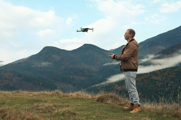 Νεαρός Που Λειτουργεί Σύγχρονο Drone Τηλεχειριστήριο Στα Βουνά Χώρος Για — Φωτογραφία Αρχείου