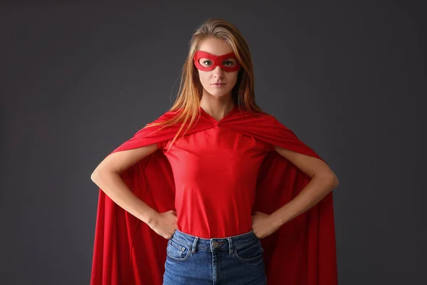 身穿超级英雄斗篷 头戴灰色背景面具的自信女人 — 图库照片