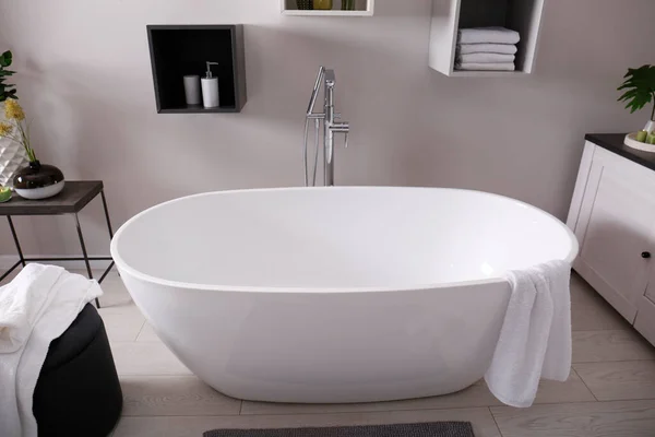 Stilvolles Badezimmer Mit Moderner Weißer Badewanne — Stockfoto