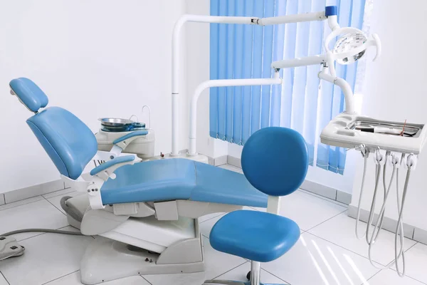 Interior Oficina Del Dentista Con Silla Equipo Moderno —  Fotos de Stock