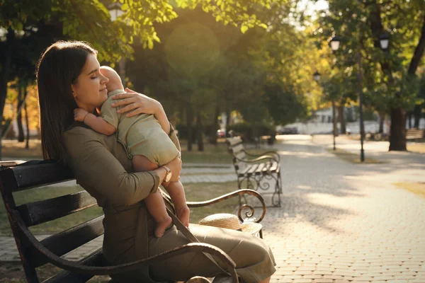 Parktaki Bankta Tatlı Bebeğiyle Genç Bir Anne — Stok fotoğraf