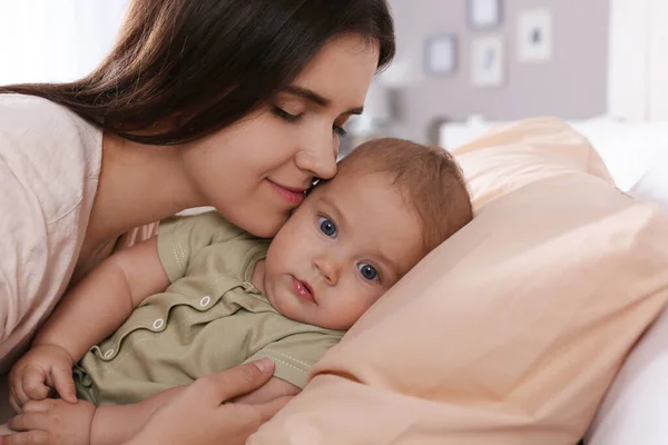 Glückliche Junge Mutter Mit Ihrem Süßen Baby Hause Nahaufnahme — Stockfoto