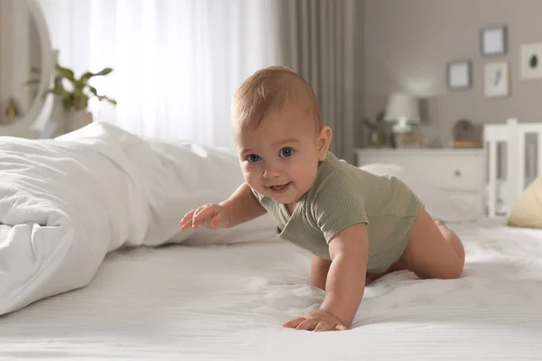 Lindo Bebé Arrastrándose Cama Casa — Foto de Stock