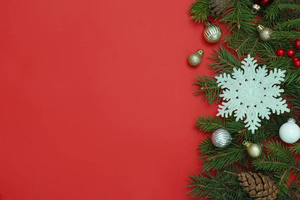 Platte Lay Compositie Met Kerstdecor Rode Achtergrond Ruimte Voor Tekst — Stockfoto