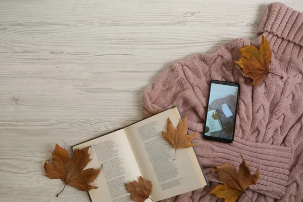 Composição Leigos Plana Com Livro Aberto Folhas Outono Mesa Madeira — Fotografia de Stock