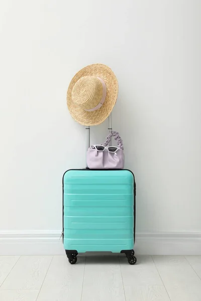 Suitcase Packed Trip Summer Accessories White Wall Indoors — Stock Photo, Image