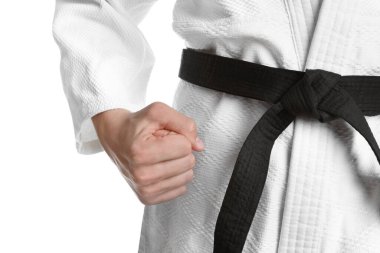 Karate koçu beyaz arka planda kimono ve siyah kuşak giyiyor, yakın plan.