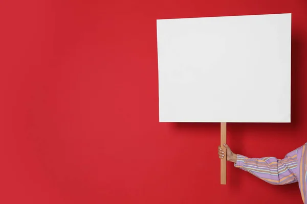 Γυναίκα Κρατώντας Λευκή Πινακίδα Στο Κόκκινο Φόντο Κοντινό Πλάνο Χώρος — Φωτογραφία Αρχείου