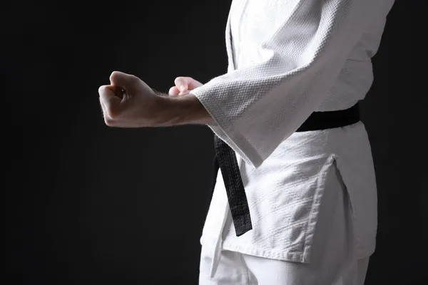Trener Karate Ubrany Kimono Czarny Pas Ciemnym Tle Zbliżenie — Zdjęcie stockowe