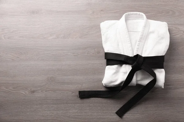 Uniforme Artes Marciales Con Cinturón Negro Sobre Fondo Madera Blanco — Foto de Stock