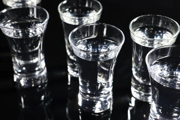Vasos Chupito Con Vodka Sobre Mesa Negra —  Fotos de Stock
