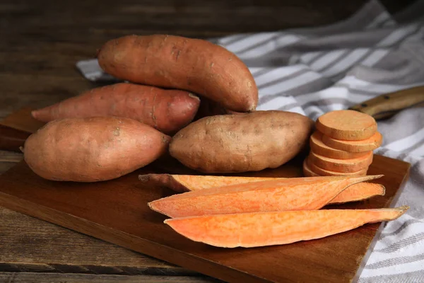 Wooden Board Cut Whole Sweet Potatoes Table — Stock Photo, Image