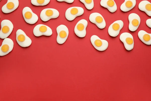 Sabrosos Caramelos Gelatina Forma Huevo Sobre Fondo Rojo Puesta Plana — Foto de Stock