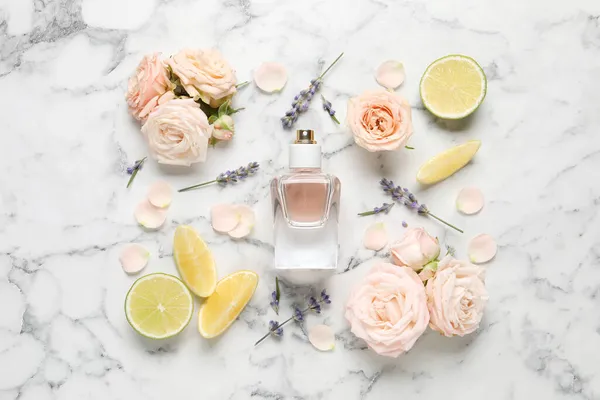 Kompozycja Płaska Butelką Perfum Świeżych Owoców Cytrusowych Białym Marmurowym Stole — Zdjęcie stockowe