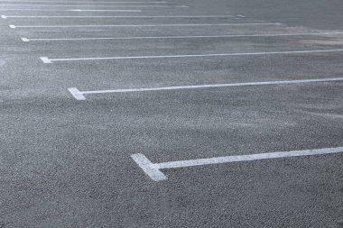 Açık havada beyaz işaretli otopark.
