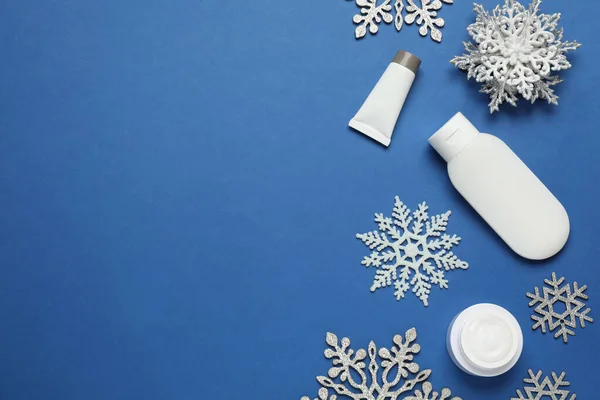 Plochá Kompozice Kosmetickými Výrobky Sněhovými Vločkami Modrém Pozadí Prostor Pro — Stock fotografie